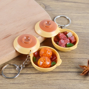 Porte-clés miniature réaliste de riz en cocotte avec viande braisée et anneau en métal