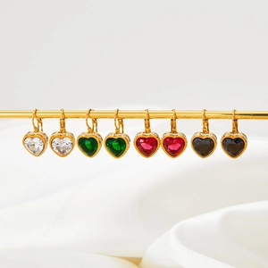 Orecchini a cuore in cristallo colorato e acciaio inossidabile dorato con micro zirconi