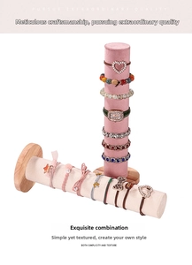 Présentoirs à bijoux en velours rose et lin beige avec socles en bois naturel