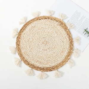 Decorazione da parete tonda in paglia intrecciata a mano stile boho con nappe di cotone