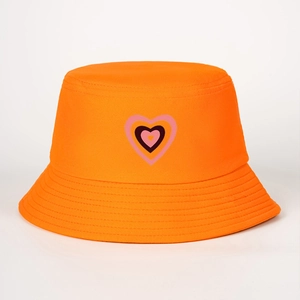 Dettaglio ravvicinato del cappello a secchiello arancione con stampa a cuori colorati