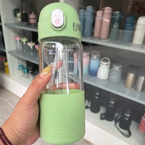 Grüne Glastrinkflasche mit 500ml Skala, Strohhalm-Klappdeckel und Silikon-Schutzhülle