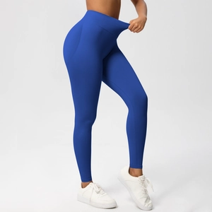 Nahaufnahme von High-Waist Yoga-Leggings mit hoher Elastizität und Ripp-Bauchkontrolle