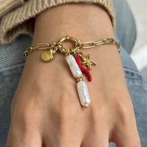 Bracciale dorato stile mediterraneo con peperoncino, stella marina e ciondoli conchiglia