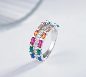 Macro-detail van S925 zilveren brede ring met veelkleurige zirkonia in diverse vormen