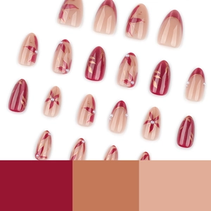 Faux ongles œil-de-chat à motifs floraux bordeaux et dorés avec décors de perles