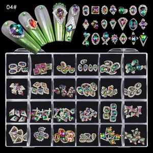 Makroansicht des 24-Fach Nagelkunst-Sets mit Herz- und Schmetterlings-Strasssteinen in Box