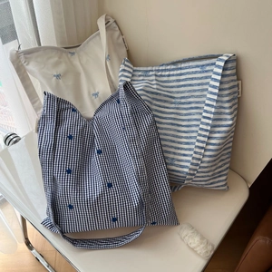 Sacs cabas en toile à rayures et carreaux bleu et blanc avec broderie de nœuds