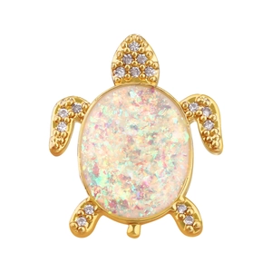 Détail d'un pendentif tortue avec pierre d'opale blanche et zircons étincelants