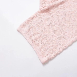 Haut en maille rose à imprimé floral montrant la texture douce et pelucheuse du tissu