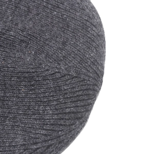 Détail de la couture en maille gris foncé et texture thermique douce du bonnet d'hiver
