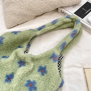 Détail du cabas en peluche florale montrant la texture douce et la doublure à carreaux