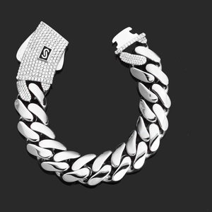 Dettaglio del bracciale a catena cubana d'argento con grande chiusura quadrata con diamanti