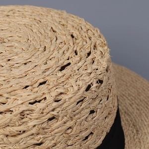 Sombrero de sol de rafia de alta gama con diseño calado y detalle de cinta negra