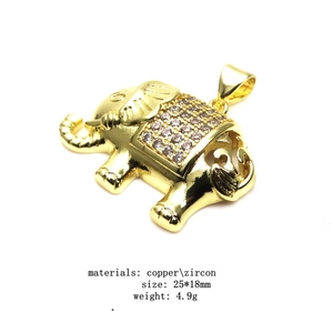 Macro view of gold elephant pendant with zircon inlay showing 25x18mm size specs