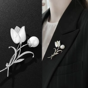 Elegante silberne Tulpenbrosche mit Perlmuttblüten und einer großen weißen Perle