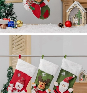 Détail de chaussettes de Noël en tricot avec motifs 3D de Père Noël et renne à suspendre