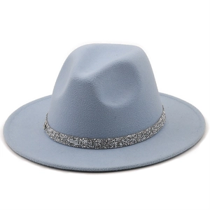 Détail d'un chapeau fedora en laine bleu clair à bord large avec bandeau en strass argent