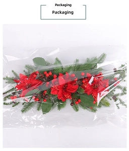 Detailansicht der Verpackung eines Weihnachtskranzes mit Weihnachtsstern und Beeren