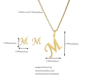 Specifiche dettagliate sulle dimensioni per il set collana e orecchini a lettera M in oro