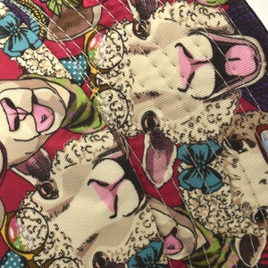 Vue détaillée de la texture du tissu avec des motifs de moutons colorés en gros plan