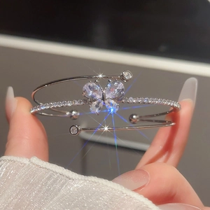 Dettaglio del bracciale a farfalla in argento con zirconi scintillanti a forma di goccia