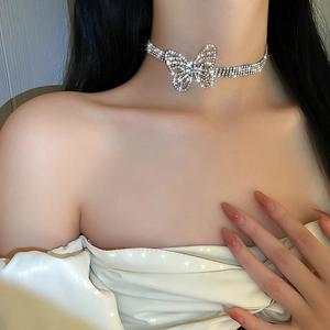 Detailansicht eines funkelnden silbernen Schmetterlings-Chokers mit Strasskette am Model