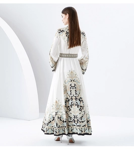 Vue arrière d'une robe longue à imprimé cachemire avec ceinture sur fond blanc