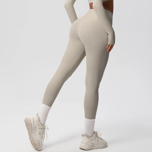 Detail van de high waist yoga broek in haverbeige met brede tailleband en liftend ontwerp