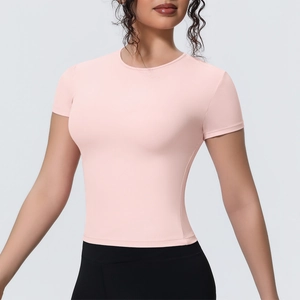 Détail du t-shirt de yoga rose ajusté montrant le tissu respirant et les coutures
