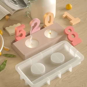 Moule en silicone pour bougeoirs en résine avec chiffres sur fond de table en bois