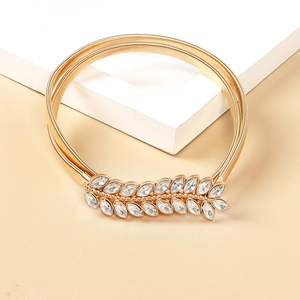 Nahaufnahme der goldenen elastischen Metallgürtels mit Strass-Blattschnalle auf Ständer