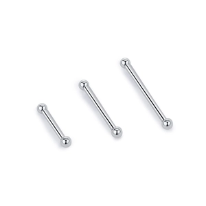 Tre orecchini a bilanciere in argento sterling s999 di diverse dimensioni su sfondo bianco