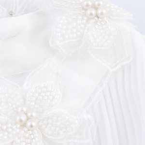 Elegante weiße Bluse mit handgefertigter 3D-Blütenstickerei und edlem Plissee-Stoffdesign