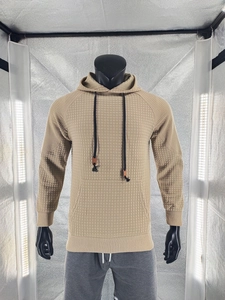 Detailansicht des khakifarbenen gesteppten Hoodies mit Kängurutasche und Kordelzug