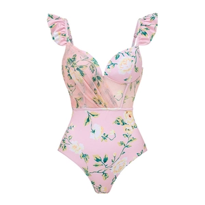 Détail du maillot de bain floral avec empiècements en résille rose et bretelles à volants