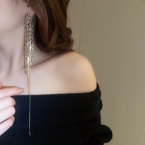 Détail de boucles d'oreilles pampilles épi de blé avec chaînes mixtes argentées dorées