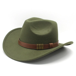 Détail du chapeau en feutre vert à bord large avec ceinture cuir et boucle dorée
