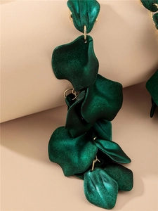 Détail de pétales de rose métalliques vert foncé avec anneaux dorés élégants