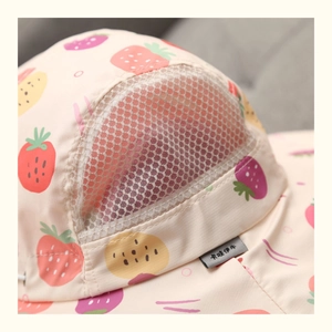 Dettaglio del cappello da sole per bambini con stampa fragola e rete traspirante