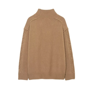 Maglione da donna marrone a collo alto con dettagli in maglia a trecce sulle maniche