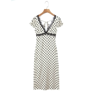 Robe midi à pois avec décolleté en V en dentelle noire et manches courtes à volants sur blanc