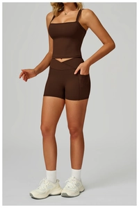 Détail du short de yoga taille haute avec taille croisée et poches latérales en marron foncé