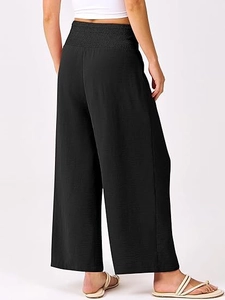 Détail de la taille haute élastique et du tissu texturé sur ce pantalon large noir