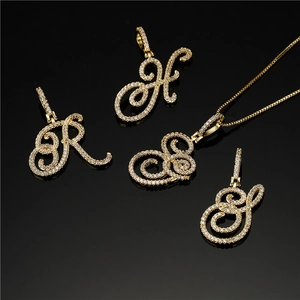 Collier hip hop avec pendentif lettre cursive plaqué or et serti de zircons étincelants