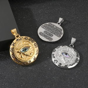 Détails des pendentifs Œil d'Horus et Saint Michel avec zircon et gravures sur métal