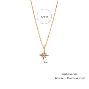 Détail du collier en acier inoxydable doré avec pendentif étoile coloré de 1,3cm