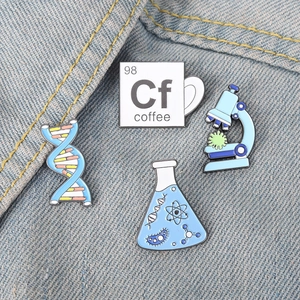 Wissenschafts-Emaille-Pins mit DNA, Mikroskop und Chemie-Laborflaschen auf Denim