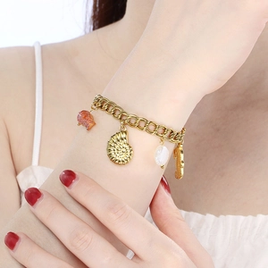 Vue détaillée du bracelet plaqué or 18 carats avec breloques étoile de mer, coquillage et hippocampe