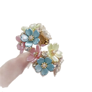 Boucles d'oreilles fleurs colorées avec tiges en argent et perles pour un style frais